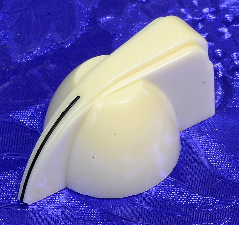 One  Fender '50s Style Cream Chicken Head Amplifier Set Screw Knob  0058164000