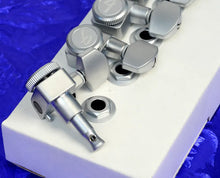 Load image into Gallery viewer, Fender Brushed Chrome Locking &quot;F&quot; Tuners 0990818000
